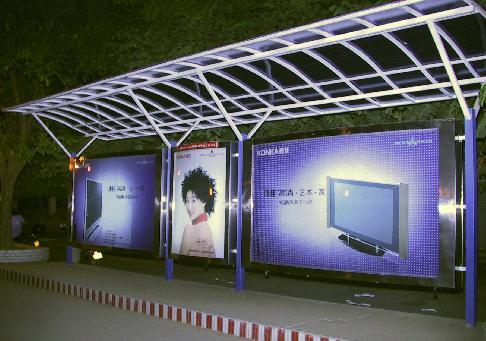 有机玻璃广告灯箱制作的公交站