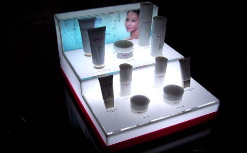 带LED灯光效果的亚克力化妆品展示架